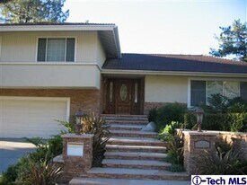 2716 Ridgepine Dr in Montrose, CA - Building Photo