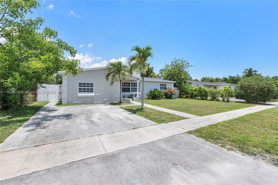 3301 NW 42nd St in Fort Lauderdale, FL - Foto de edificio