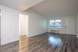 Royal Glen ~ Boutique Cottage Style Living Meets Hassle Free Leasing in Comstock Park, MI - Foto de edificio - Interior Photo