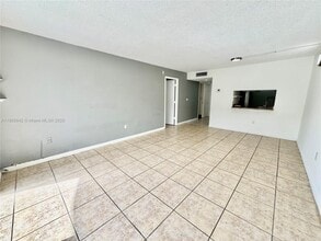 9360 Fontainebleau Blvd in Miami, FL - Building Photo - Building Photo
