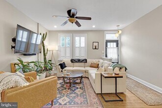 239 E Thompson St in Philadelphia, PA - Building Photo - Building Photo