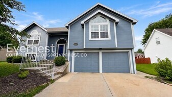 2217 Magnolia Dr in Leavenworth, KS - Building Photo