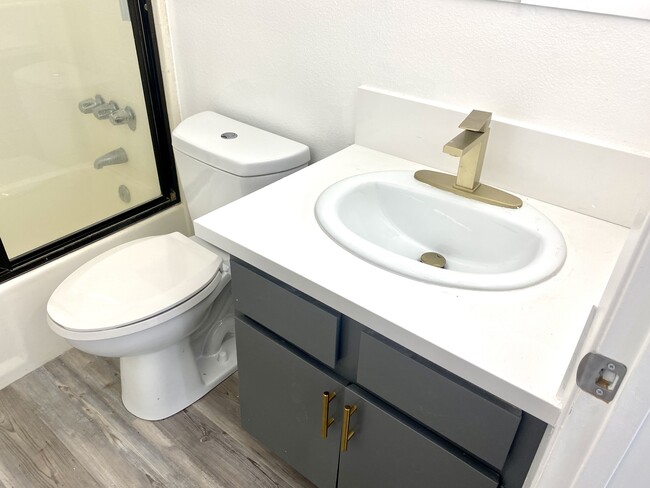 14914 Hamlin St, Unit 101 in Van Nuys, CA - Building Photo - Building Photo