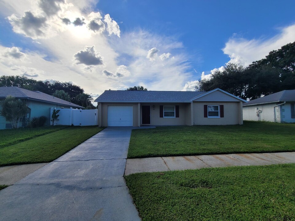 1913 Tidewater Ct in Zephyrhills, FL - Building Photo