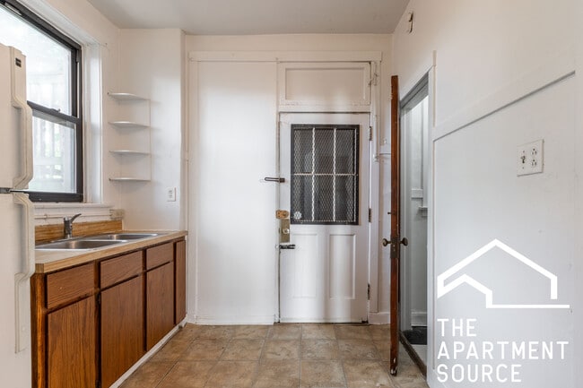 2424 N Sawyer Ave in Chicago, IL - Building Photo - Building Photo