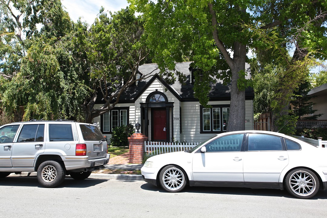 708 Crossway Rd in Burlingame, CA - Foto de edificio