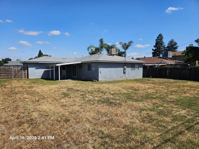 843 S Latimer St in Tulare, CA - Building Photo - Building Photo