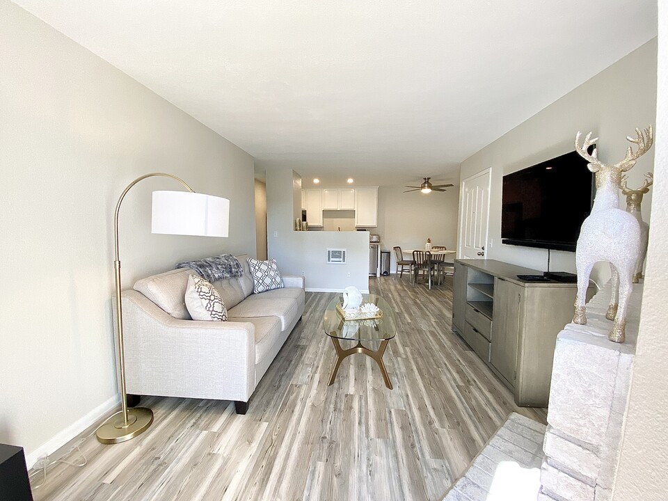1810 S El Camino Real, Unit 207 in Encinitas, CA - Foto de edificio