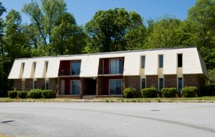 Spring Manor Apartments in Greensboro, NC - Foto de edificio - Building Photo