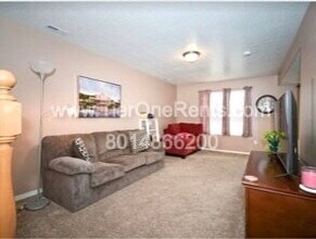 652 W 800 N in Clinton, UT - Building Photo - Building Photo