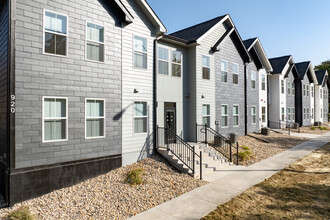 2nd Avenue Rowhomes in Fort Dodge, IA - Building Photo - Building Photo