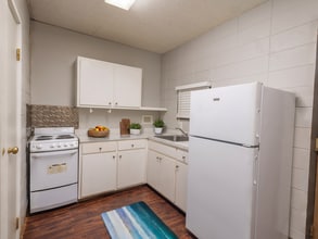 Poplar Court in Olathe, KS - Building Photo - Building Photo