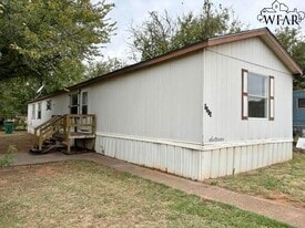 1004 S Wall St in Iowa Park, TX - Building Photo