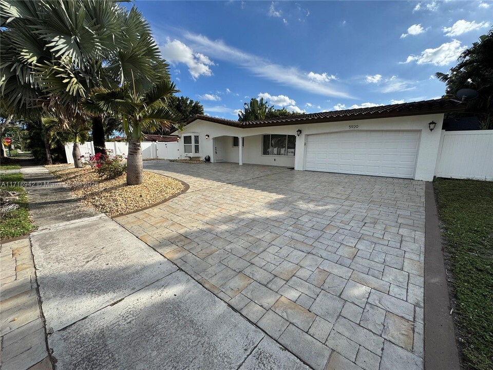 5920 SW 14th St in Plantation, FL - Building Photo