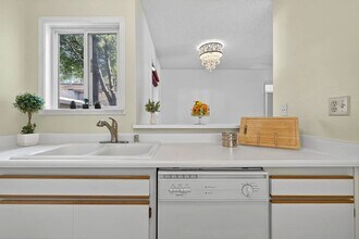 211 Stony Point Rd in Santa Rosa, CA - Building Photo - Building Photo