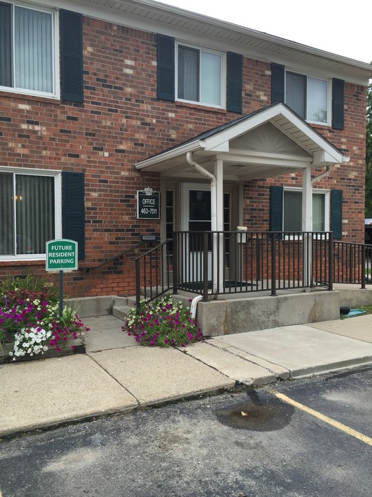 Harper Square Apartments in Clinton Township, MI - Building Photo