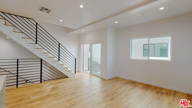 16012 Cantlay St-Unit -1/2 in Los Angeles, CA - Foto de edificio - Building Photo