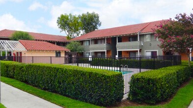 Cambria Villa Apartments in Fontana, CA - Foto de edificio - Building Photo