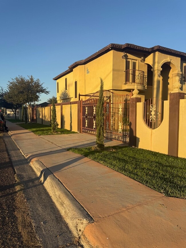 3102 E Plum St in Laredo, TX - Building Photo - Building Photo