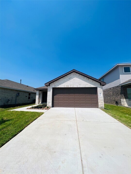 5211 Mossdale Blf Ln in Spring, TX - Building Photo