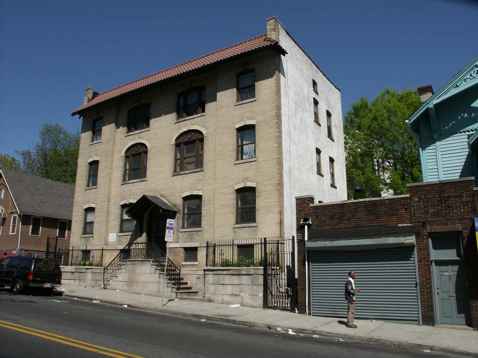 66 N Grove St in East Orange, NJ - Building Photo