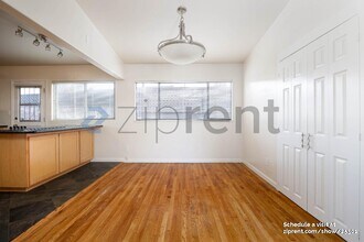 8572 Fireside Ave in San Diego, CA - Foto de edificio - Building Photo