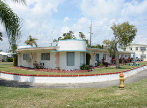 725 NE 7th St in Hallandale Beach, FL - Foto de edificio - Building Photo