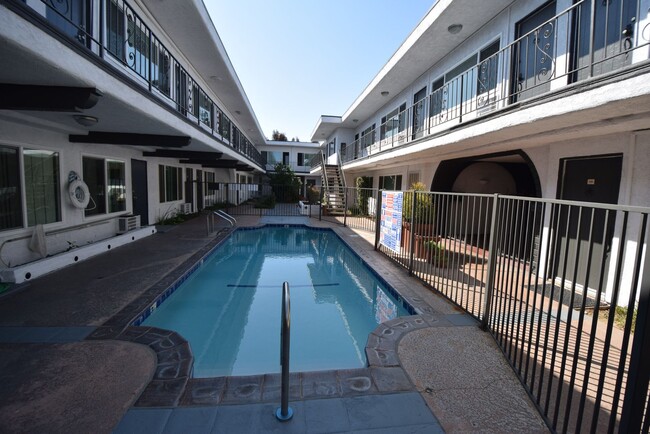 14142 Victory Blvd, Unit 105 in Los Angeles, CA - Foto de edificio - Building Photo