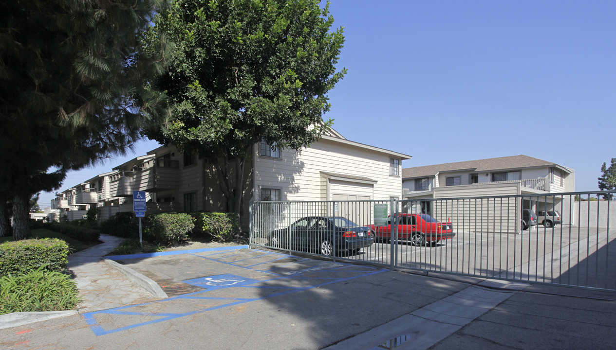 Lincoln Pines Apartments in Anaheim, CA - Building Photo