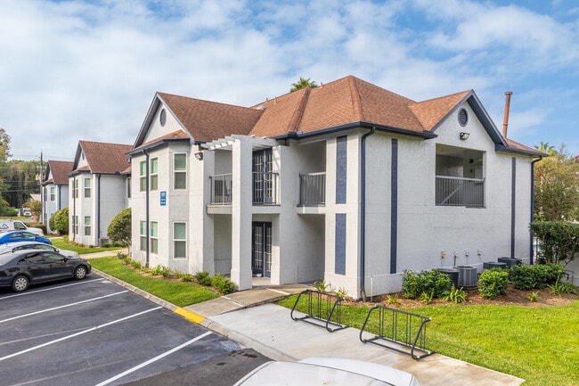 Lenox Cove | NEWLY-DESIGNED APARTMENTS