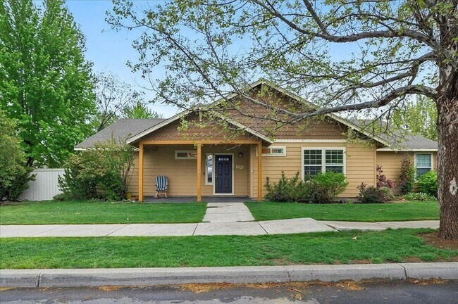 713 NE Sandstone Ct in Prineville, OR - Building Photo - Building Photo