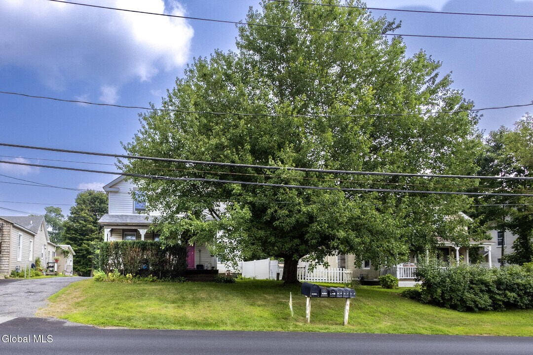 182 Kingsley Rd in Burnt Hills, NY - Building Photo