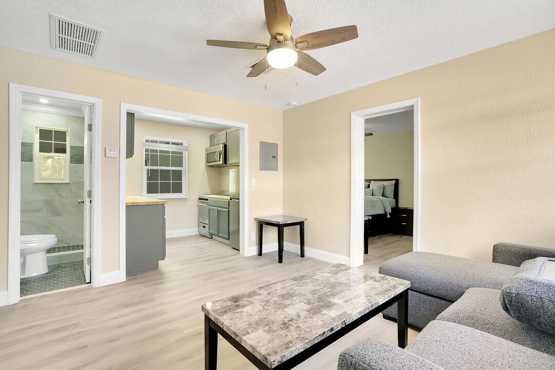 1001 S Federal Hwy-Unit -5 in Lake Worth Beach, FL - Building Photo