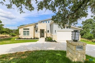 1314 Clayton Nolen Dr in Horseshoe Bay, TX - Foto de edificio - Building Photo