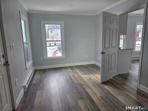 73 Meridian St in Groton, CT - Building Photo - Building Photo