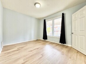 18 Barnesdale Ave N in Hamilton, ON - Building Photo - Building Photo