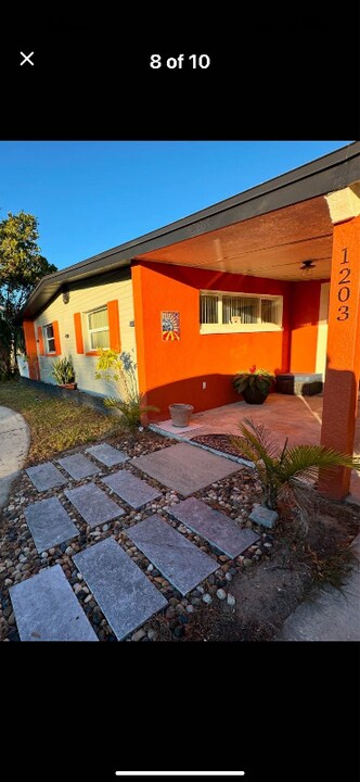 1203 N Saturn Ave in Clearwater, FL - Foto de edificio