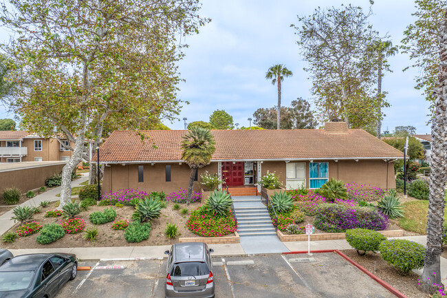 Peppertree Condominiums in Ventura, CA - Foto de edificio - Building Photo