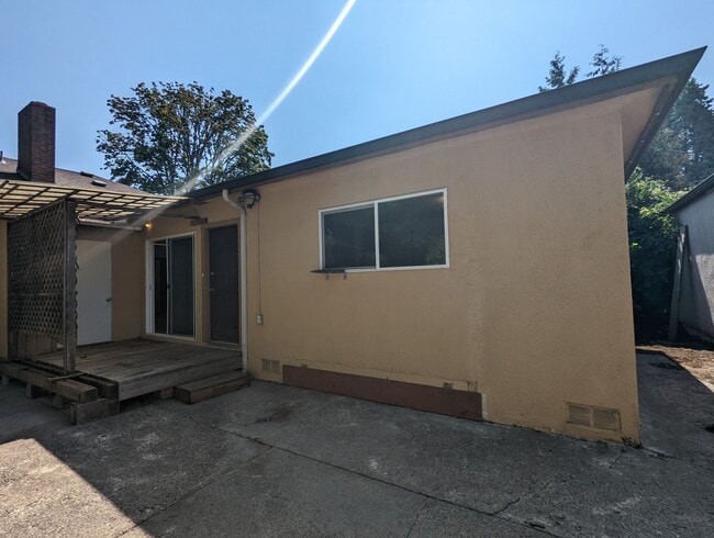 property at 912 Almaden St