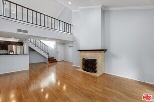 5325 Newcastle Ave in Los Angeles, CA - Building Photo