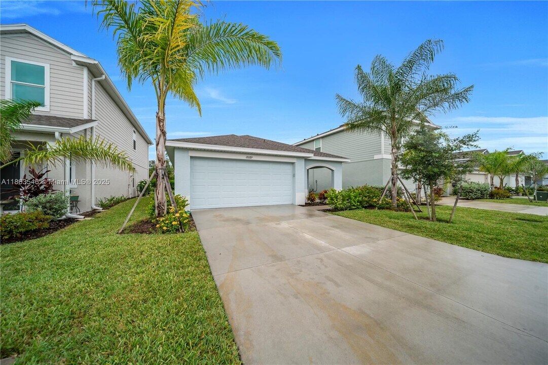 12089 Monterey Pine Ln in Ft. Myers, FL - Building Photo