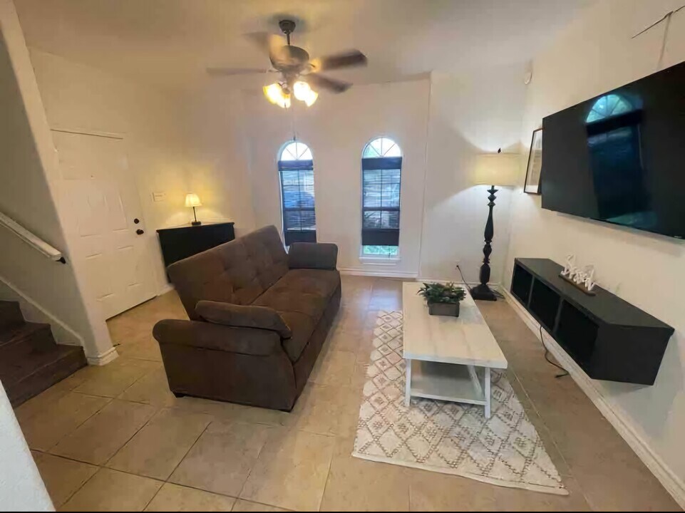 10706 International Blvd, Unit #121 in Laredo, TX - Building Photo