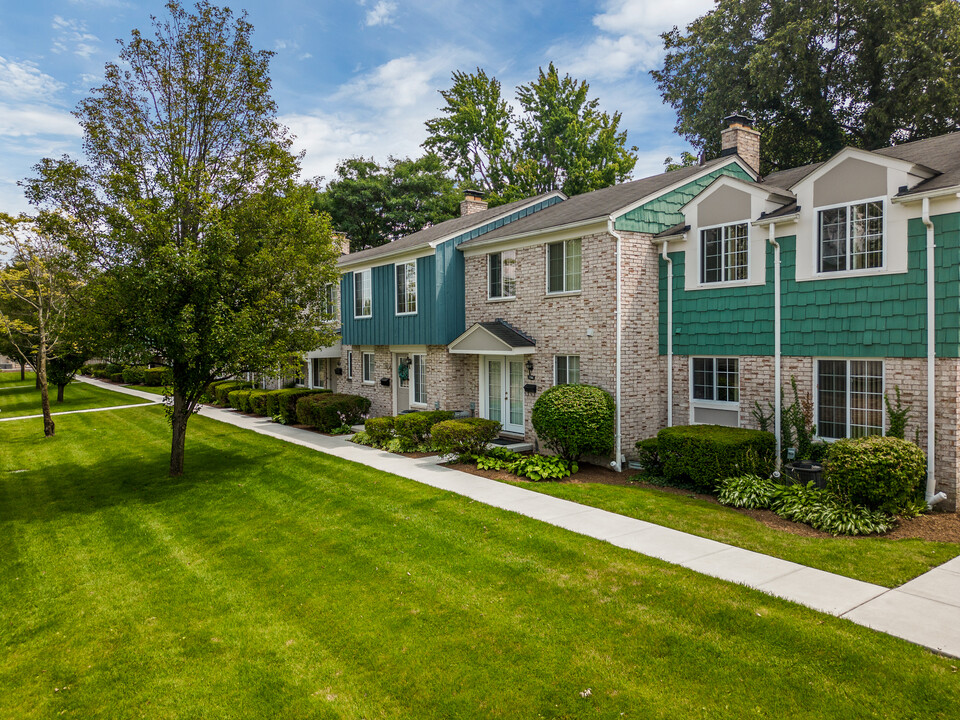 Edgewood Court North in Birmingham, MI - Foto de edificio