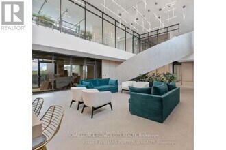 3079 Trafalgar Rd in Oakville, ON - Building Photo - Building Photo