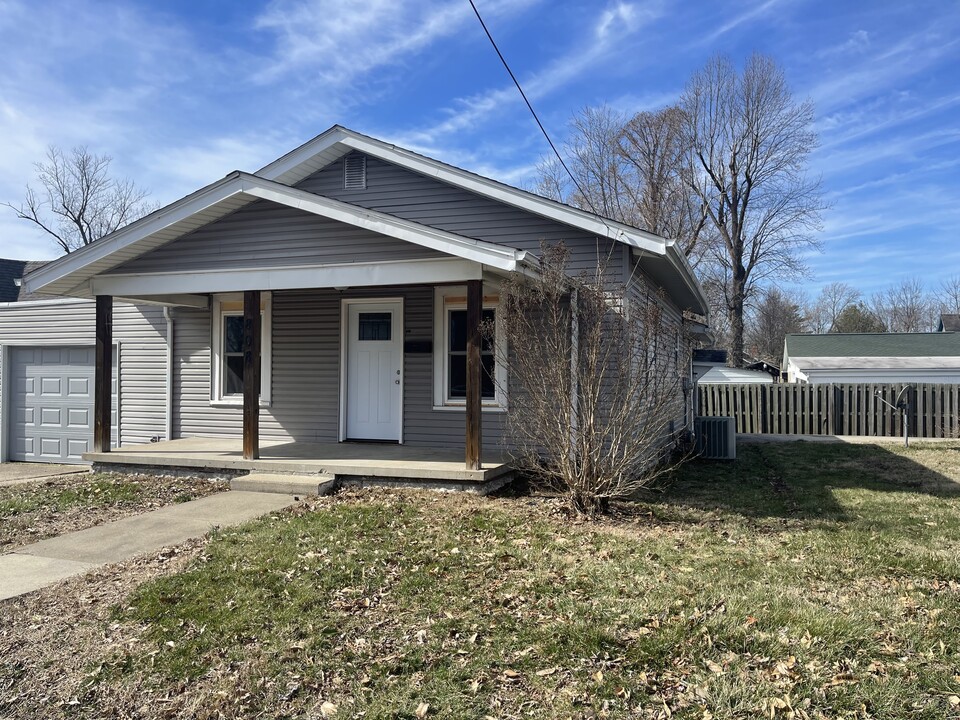 808 N Johnson St in Marion, IL - Building Photo