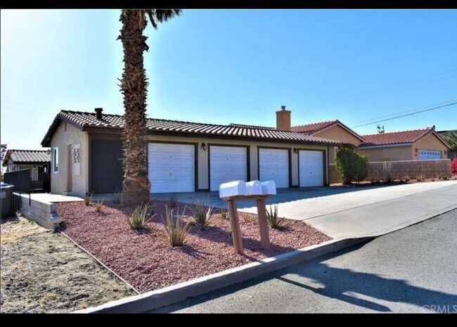 12585 Maui Way, Unit B in Desert Hot Springs, CA - Building Photo - Building Photo