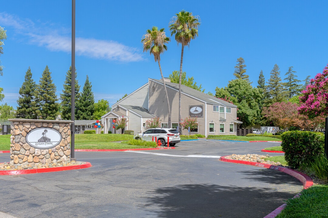 Logan Park in Sacramento, CA - Foto de edificio