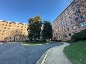 3000 Spout Run Pky, Unit A401 in Arlington, VA - Foto de edificio - Building Photo