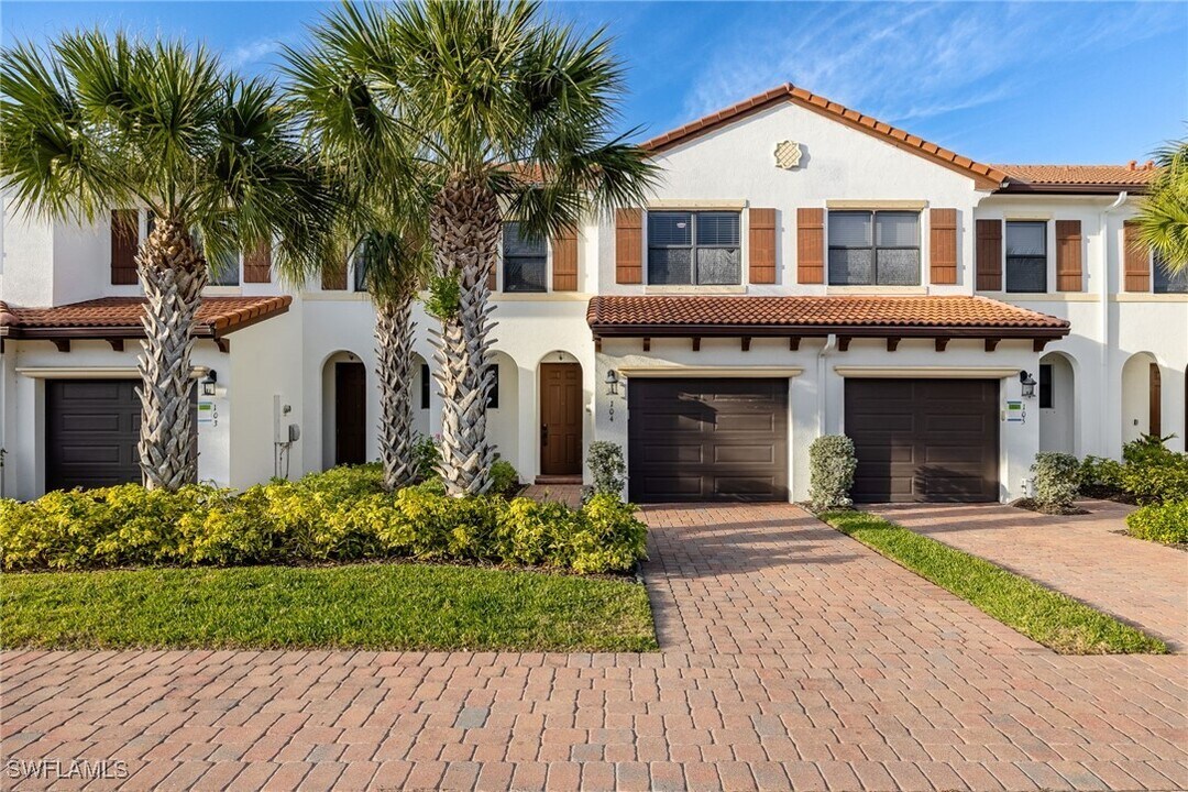 9460 Sardinia Way in Ft. Myers, FL - Foto de edificio