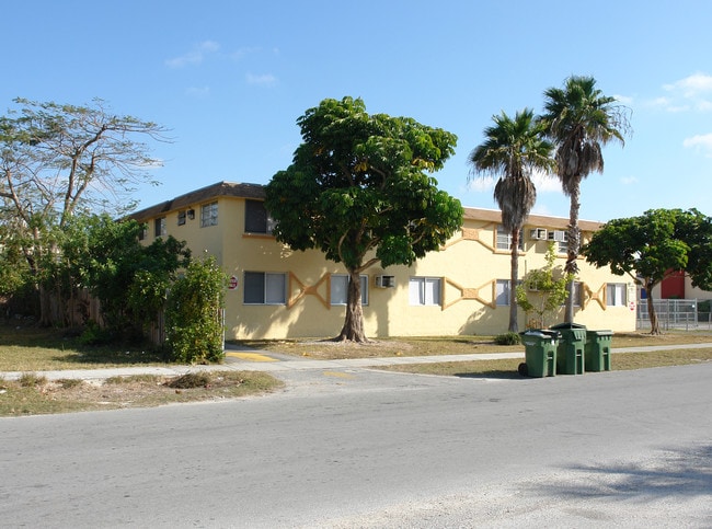 155 NW 10th St in Homestead, FL - Foto de edificio - Building Photo